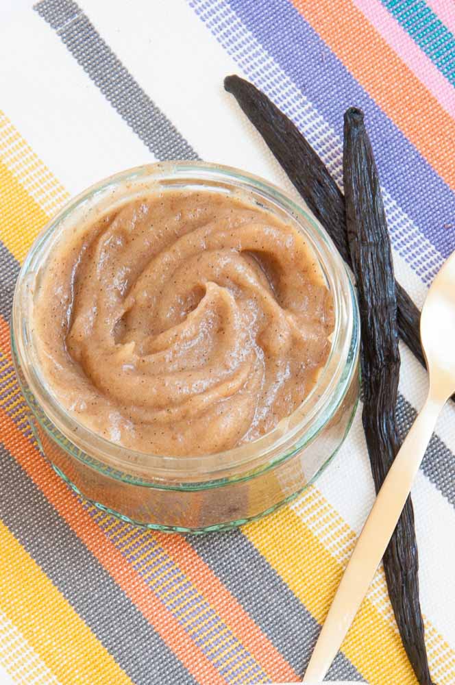 Healthy Caramel Dip Recipe! Perfect for dipping apples, cakes, and brownies! Vegan, gluten-free and paleo