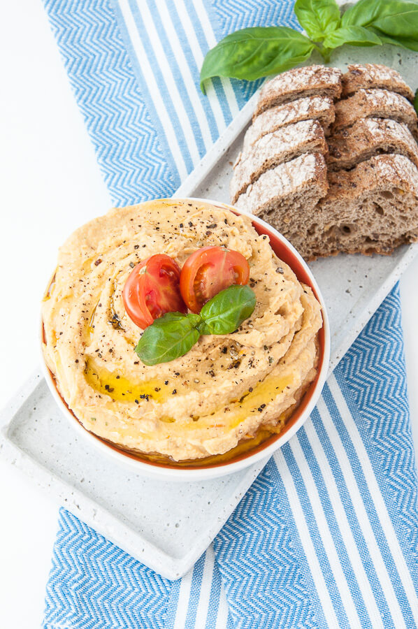 Recette de houmous aux tomates fraîches et au basilic - Recettes familiales végétaliennes #saines #protéines #sansgluten