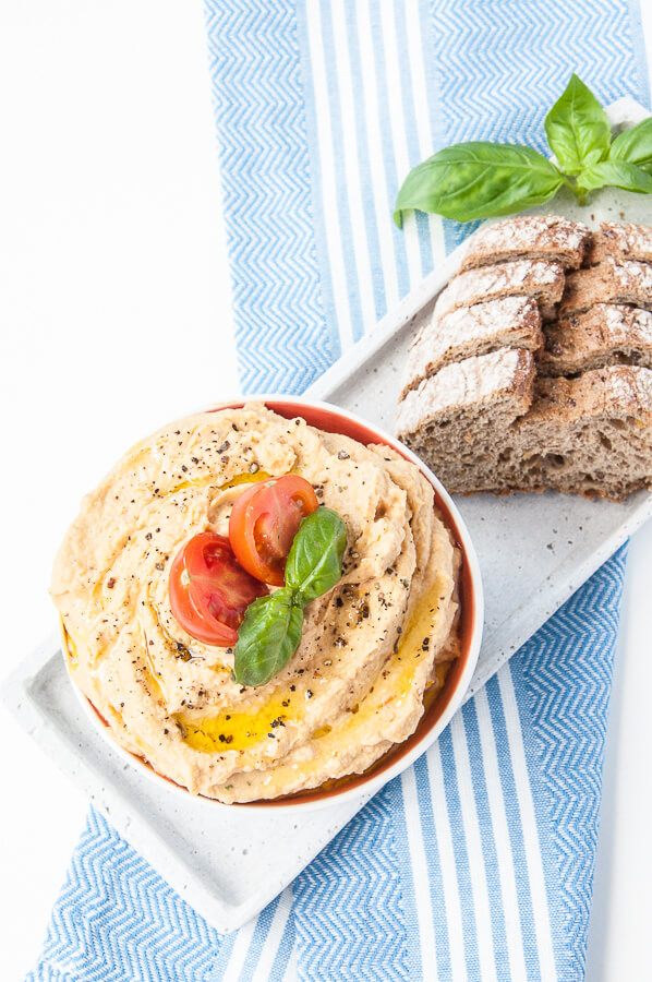 Recept na čerstvý rajčatovo-bazalkový hummus. Veganské rodinné recepty #zdravé #proteiny #bezlepkové