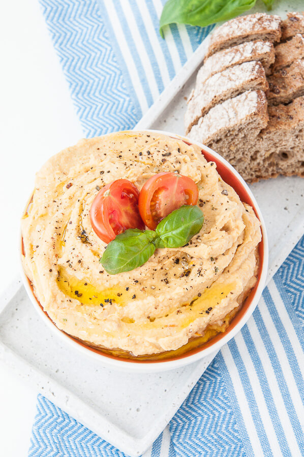 Recette d'houmous aux tomates fraîches et au basilic - Recettes de famille végétaliennes #saines #protéines #sansgluten