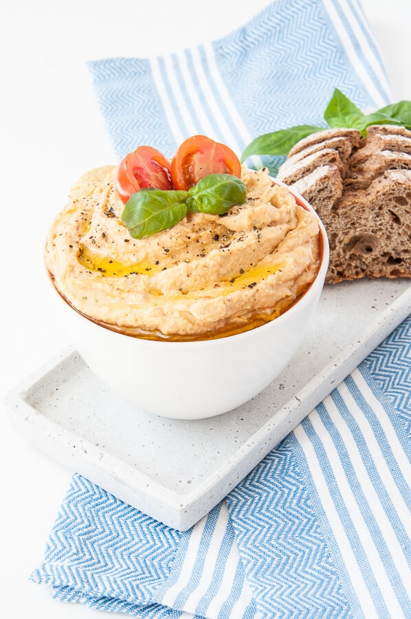 Réception d'houmous frais aux tomates et au basilic - Vegan Family Recipes #healthy #protein #glutenfree