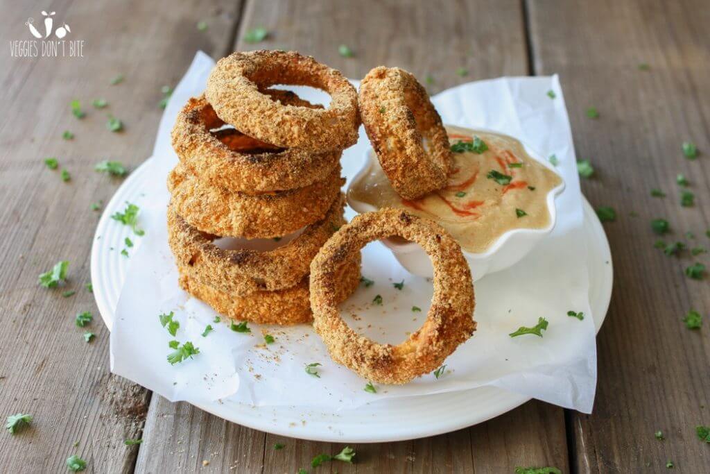 Gebakken uienringen met korstjes van maïsmeel en pepita - Veganistische fingerfood recepten