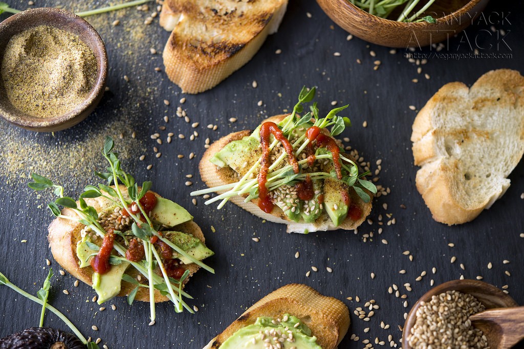 Smoky Sesame Avocado Crostini Recept - Veganistische Finger Food Recepten