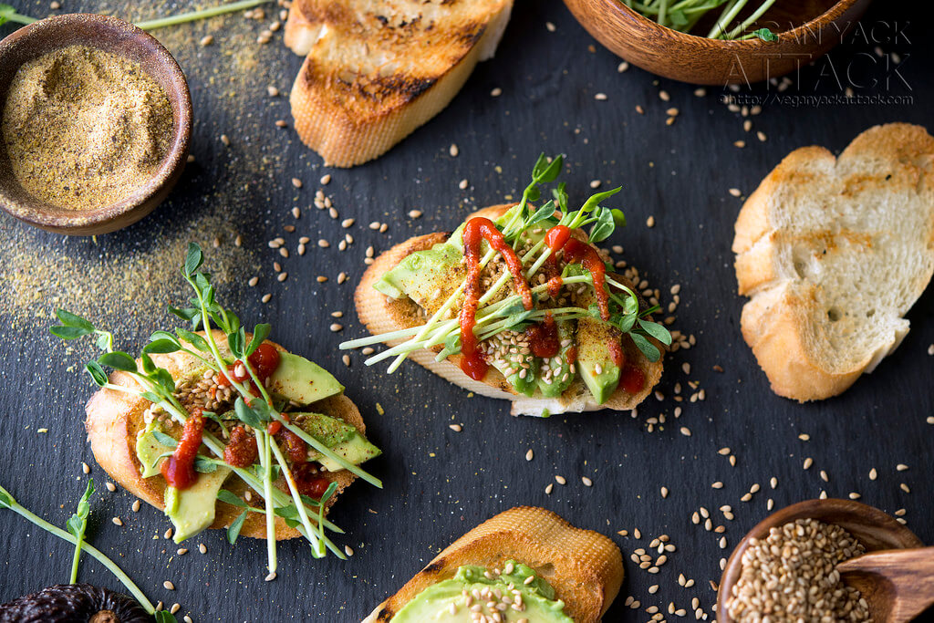 Receta de Crostini de Aguacate con Sésamo Ahumado - Vegan Finger Food Recipes