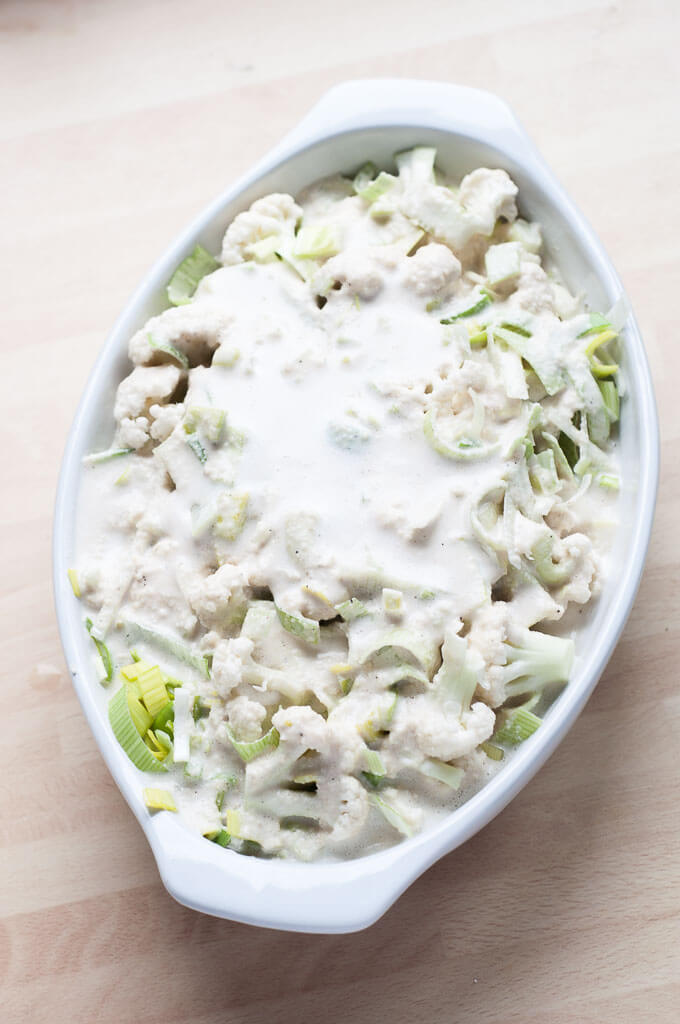 Vegan Cauliflower Leek Casserole with Garlic Cashew Sauce - Vegan Family Recipes #dinner #gf