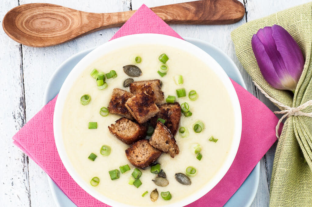 Vegan Potato Leek Soup Recipe with homemade whole wheat croutons and scallions | VeganFamilyRecipes.com | #healthy #potatoes