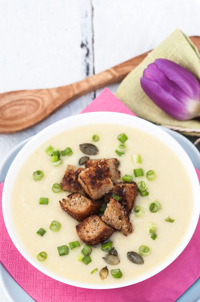 Vegan Potato Leek Soup Recipe with homemade whole wheat croutons and scallions | VeganFamilyRecipes.com | #healthy #potatoes