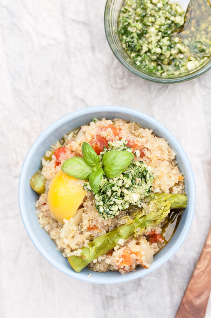 One Pot Lemon Asparagus Quinoa Recipe topped with a Rocket (Arugula) Pesto | VeganFamilyRecipes.com | #vegan #vegetarian