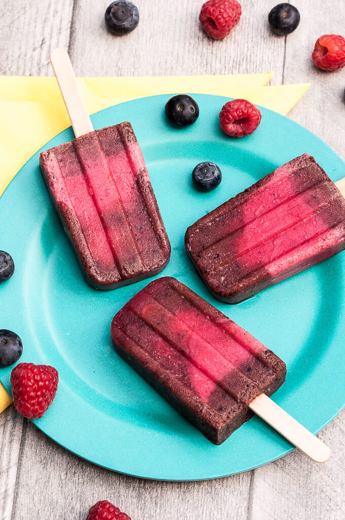 Very Berry Pops // Healthy Blueberry Raspberry Popsicles that are vegan , gluten-free and sugar-free | VeganFamilyRecipes.com | #dairyfree #summer #dessert