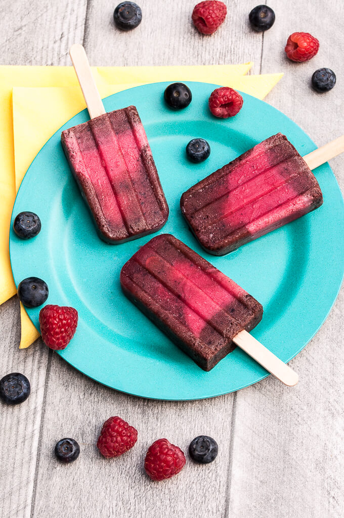 Very Berry Pops // Healthy Blueberry Raspberry Popsicles that are vegan , gluten-free and sugar-free | VeganFamilyRecipes.com | #dairyfree #summer #dessert