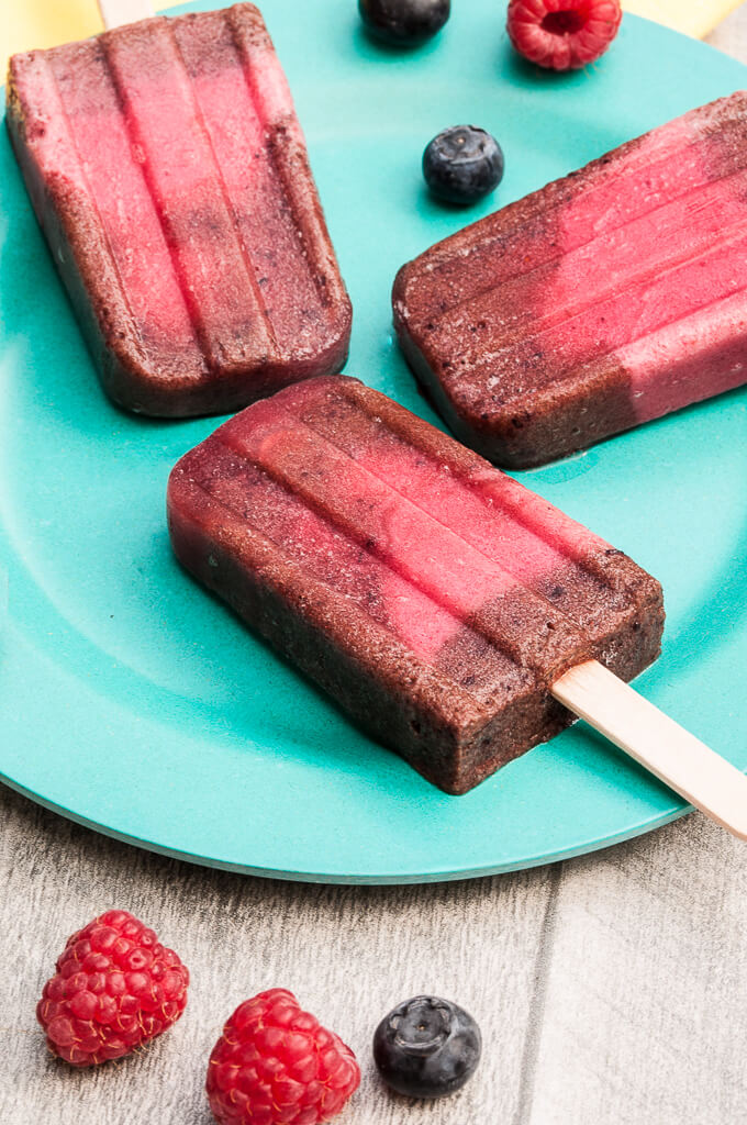 Very Berry Pops // Healthy Blueberry Raspberry Popsicles that are vegan , gluten-free and sugar-free | VeganFamilyRecipes.com | #dairyfree #summer #dessert