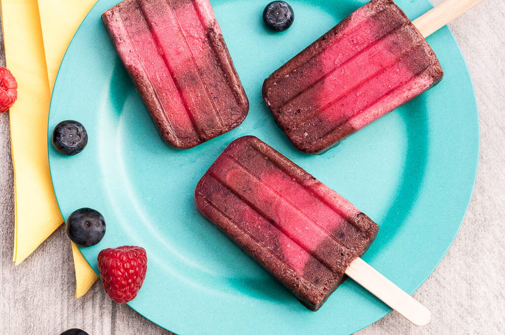 Very Berry Pops // Healthy Blueberry Raspberry Popsicles that are vegan , gluten-free and sugar-free | VeganFamilyRecipes.com | #dairyfree #summer #dessert