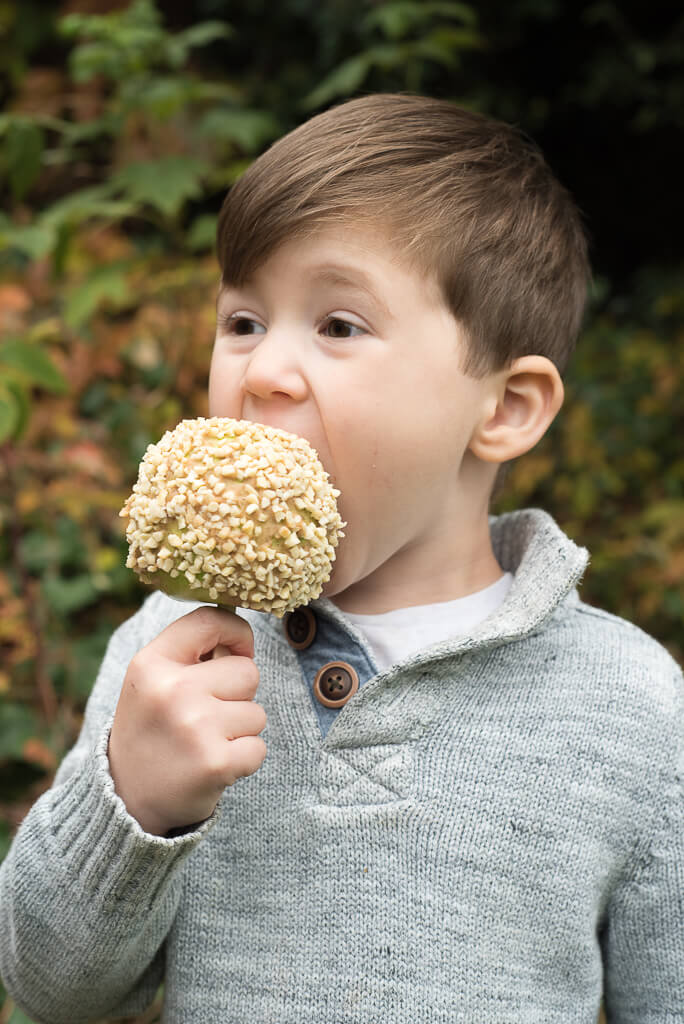 kid-friendly Vegan Caramel Apples for Halloween | Vegan Family Recipes | #allergy friendly #glutenfree