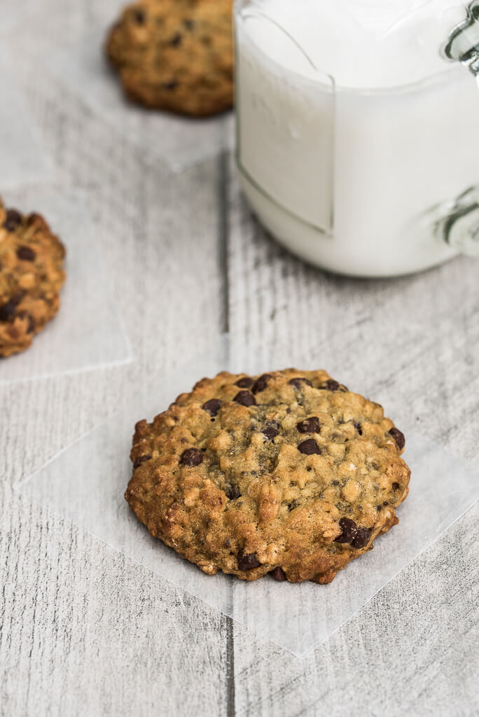 Vegan Chocolate Chip Oatmeal Cookies Recipe /// VeganFamilyRecipes.com /// #dessert #sweets