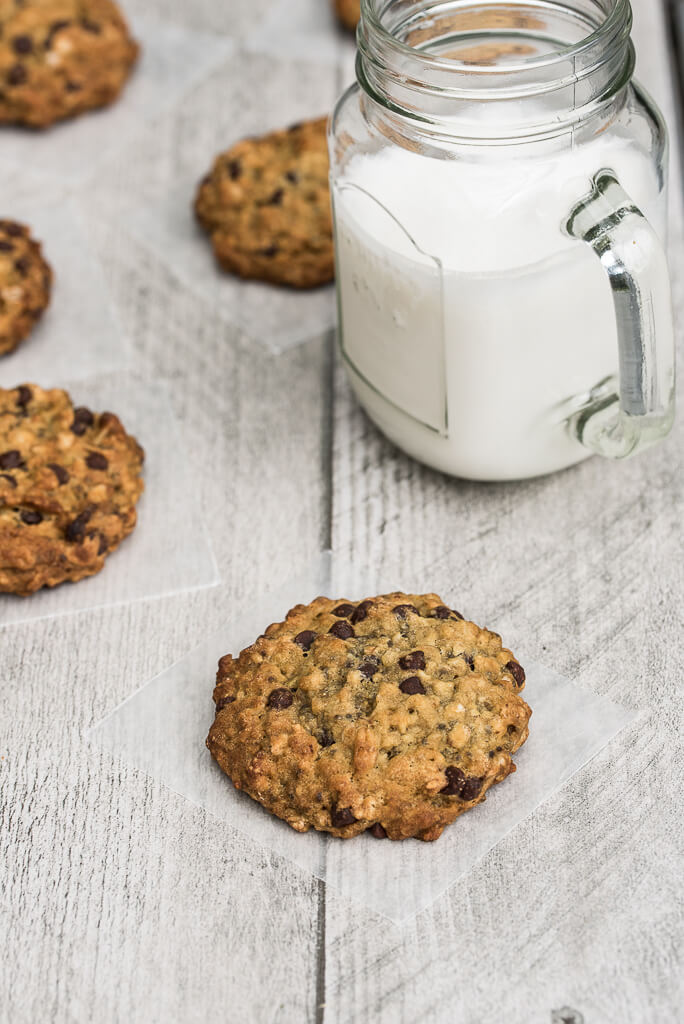 Vegan Chocolate Chip Oatmeal Cookies Recipe /// VeganFamilyRecipes.com /// #dessert #chocolate