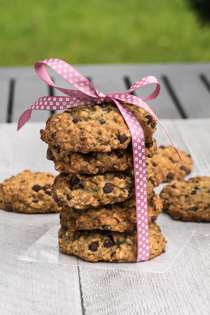 Vegan Chocolate Chip Oatmeal Cookies Recipe /// VeganFamilyRecipes.com /// #dessert #veganism