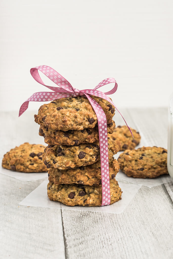 Vegan Chocolate Chip Oatmeal Cookies Recipe /// VeganFamilyRecipes.com /// #dessert #Oats