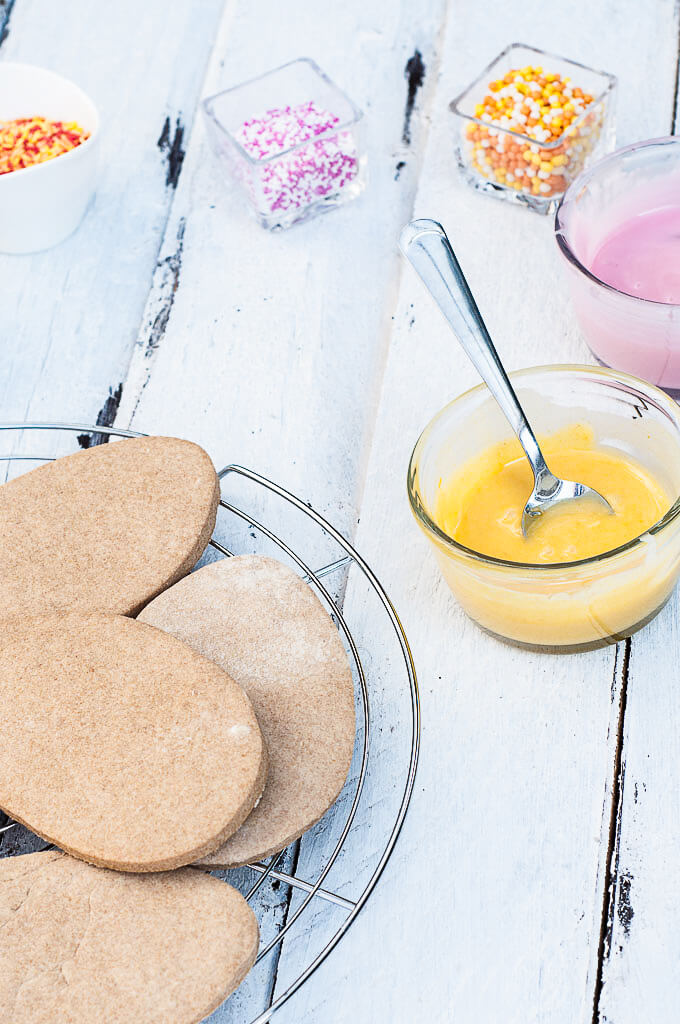 Vegan Easter Cookies Recipe with Naturally colored icing - Vegan Family Recipes #spring #dessert