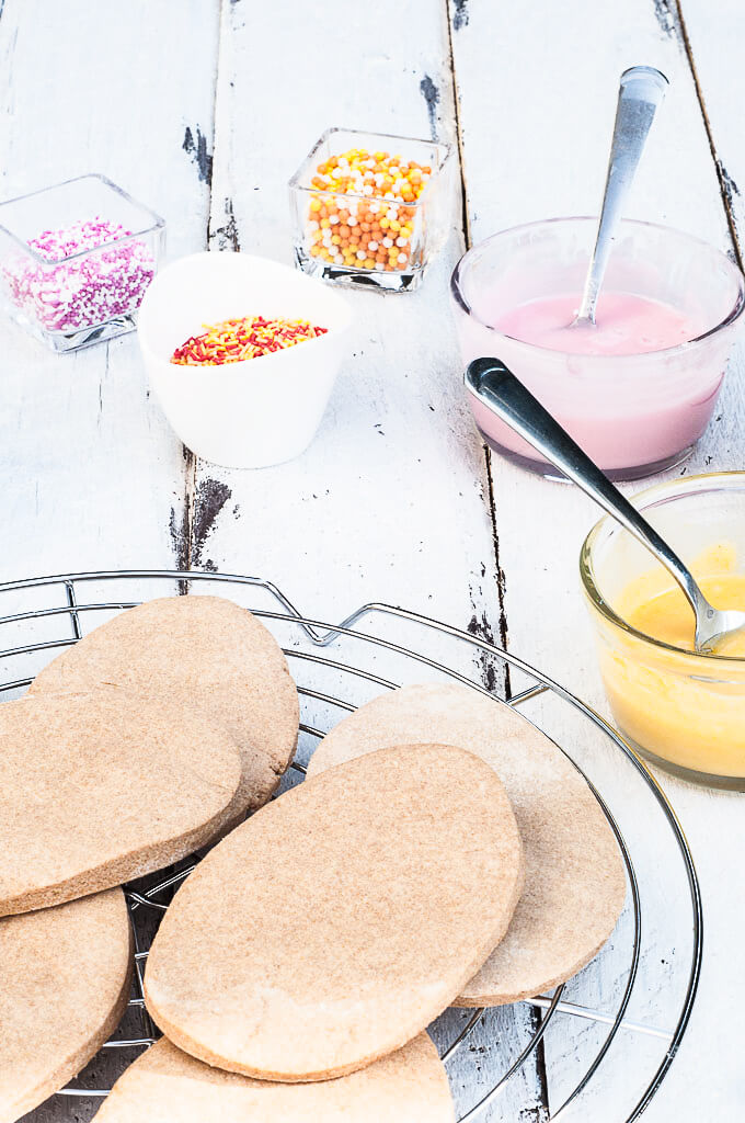 Vegan Easter Cookies Recipe with Naturally colored icing - Vegan Family Recipes #spring #dessert