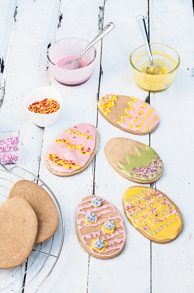 Vegan Easter Cookies Recipe with Naturally colored icing - Vegan Family Recipes #spring #dessert