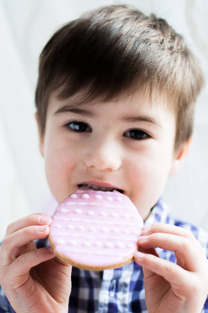 Vegan Easter Cookies Recipe with Naturally colored icing - Vegan Family Recipes #spring #dessert