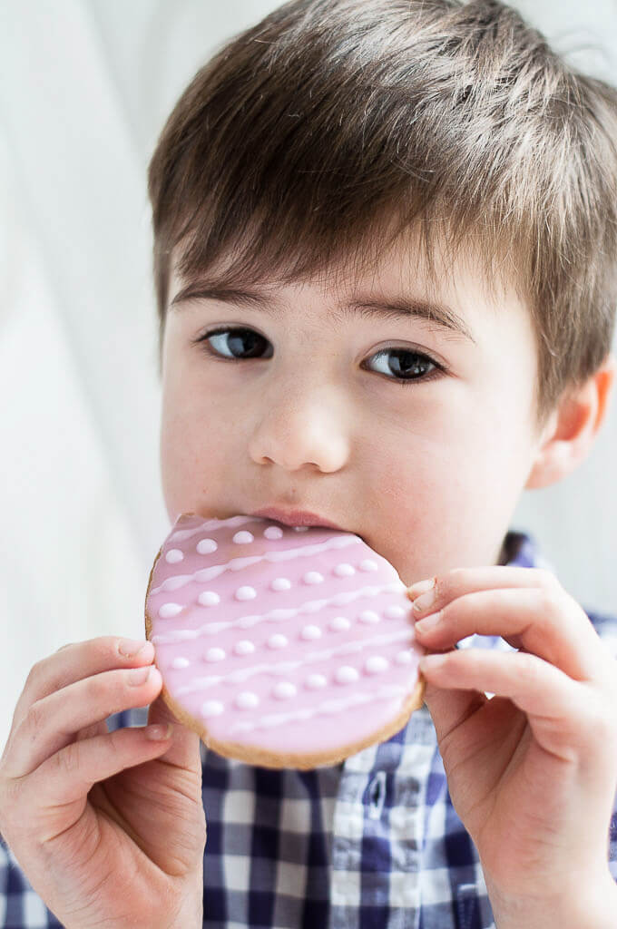 Vegan Easter Cookies Recipe with Naturally colored icing - Vegan Family Recipes #spring #dessert