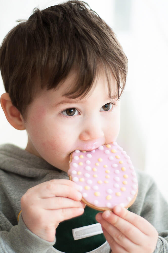 Vegan Easter Cookies Recipe with Naturally colored icing - Vegan Family Recipes #spring #dessert