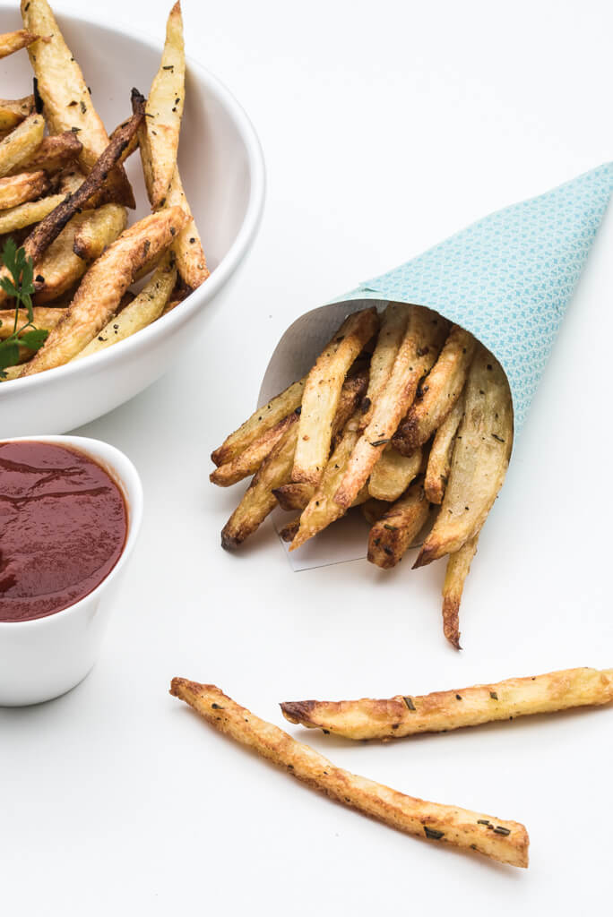 Oven Baked Rosemary Garlic Fries Recipe /// VeganFamilyRecipes.com #crispy #healthy