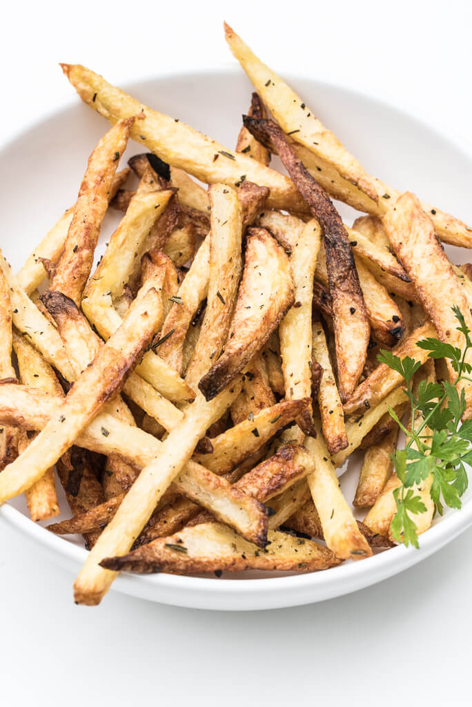 Rosemary Garlic Fries Recipe /// VeganFamilyRecipes.com #crispy #healthy