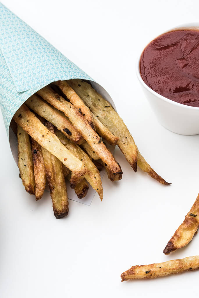 Homemade Rosemary Garlic Fries Recipe /// VeganFamilyRecipes.com #crispy #healthy