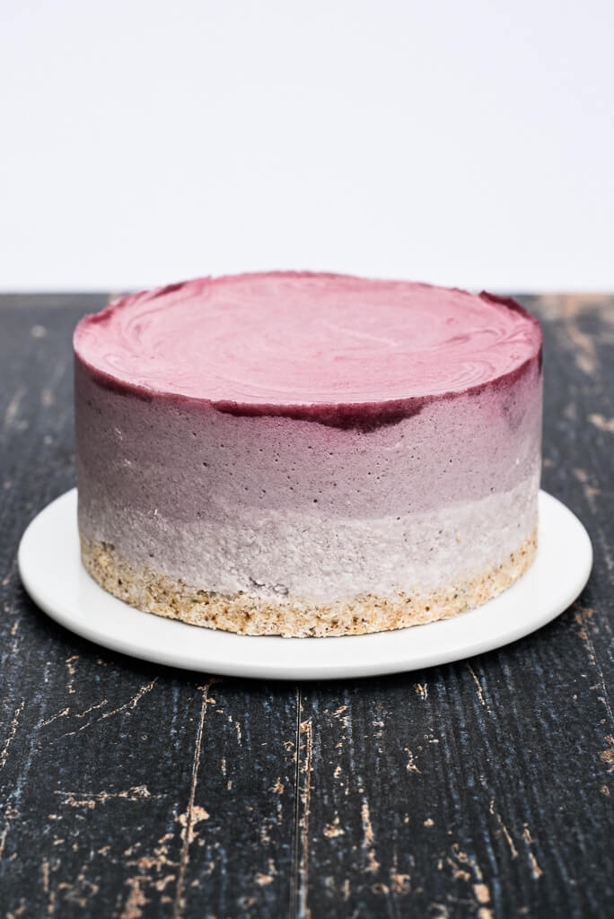 Vegan Raspberry Cheesecake Recipe /// VeganFamilyRecipes.com /// #cleaneating #glutenfree