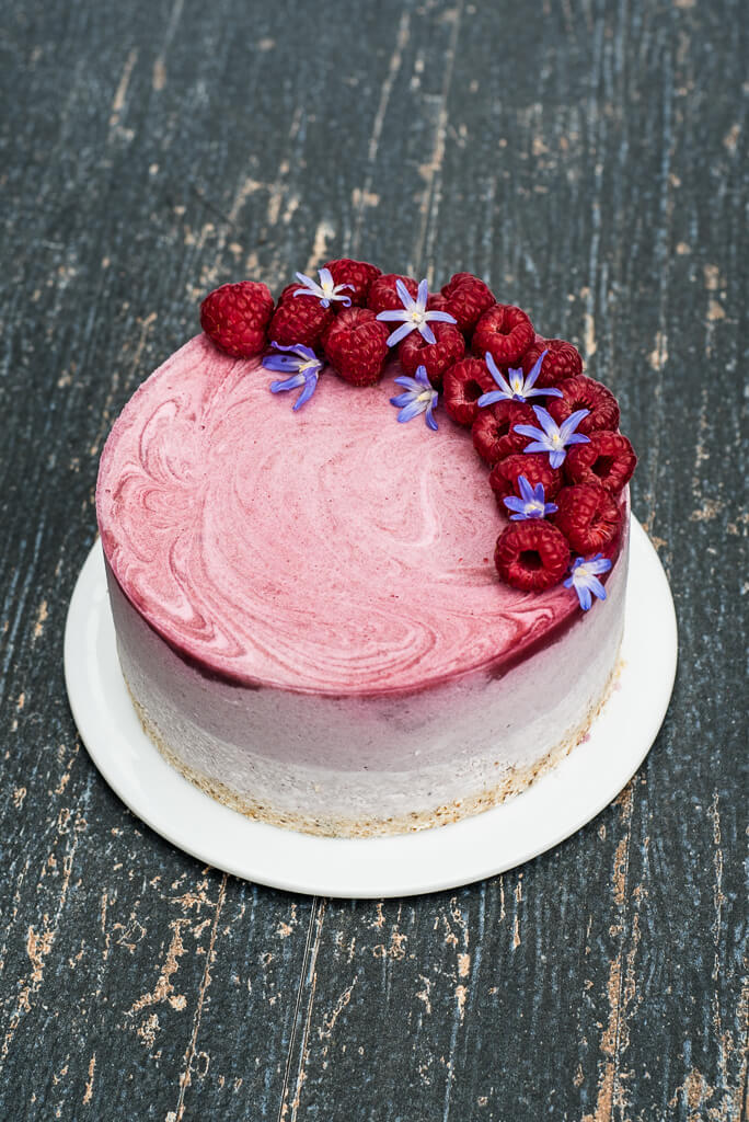 Vegan Raspberry Cheesecake Recipe /// VeganFamilyRecipes.com /// #cleaneating #glutenfree