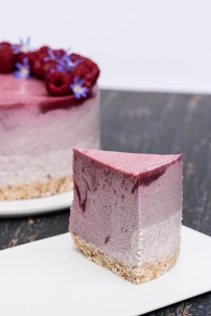 Vegan Raspberry Cheesecake Recipe /// VeganFamilyRecipes.com /// #cleaneating #glutenfree