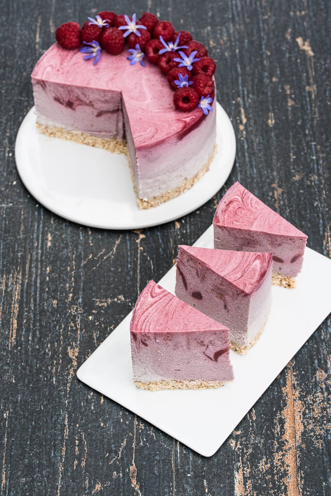 Vegan Raspberry Cheesecake Recipe /// VeganFamilyRecipes.com /// #cleaneating #glutenfree