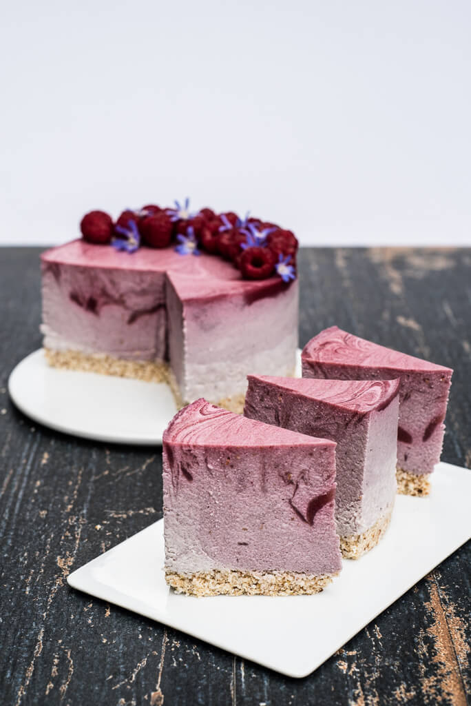 Vegan Raspberry Cheesecake Recipe /// VeganFamilyRecipes.com /// #cleaneating #glutenfree