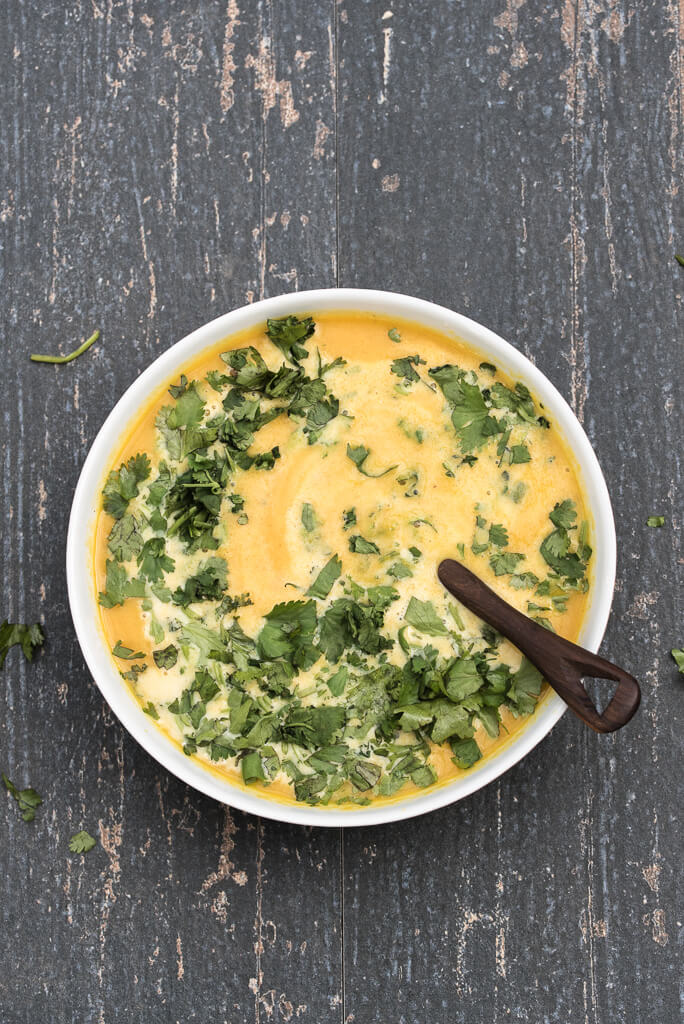 Coriander Carrot Soup Recipe Vegan Gluten-free /// VeganFamilyRecipes.com #healthy #autumn