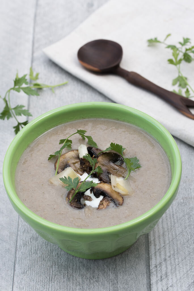 Vegan Mushroom Leek Soup with garlic, thyme, cauliflower, and almond milk. Low calorie, healthy, gluten-free - Vegan Family Recipes #health #lunch